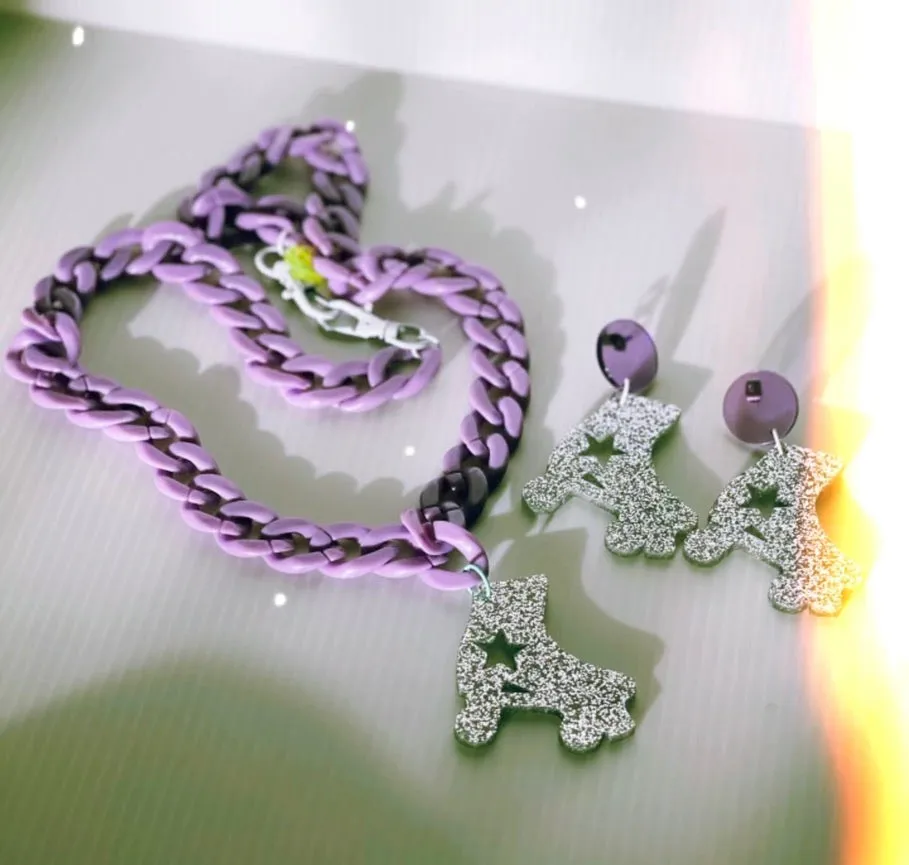 Fantastic Plastic Silver Glitter and Lavender Chonky Chain Rollerskate Charm Necklace Set