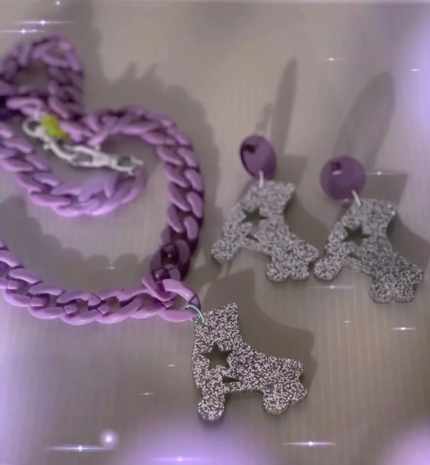 Fantastic Plastic Silver Glitter and Lavender Chonky Chain Rollerskate Charm Necklace Set