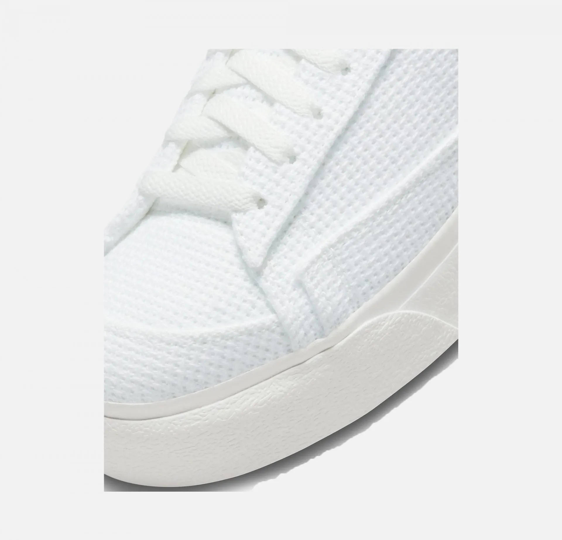 Nike | BLAZER LOW PLATFORM  { SUMMIT WHITE / FOSSIL