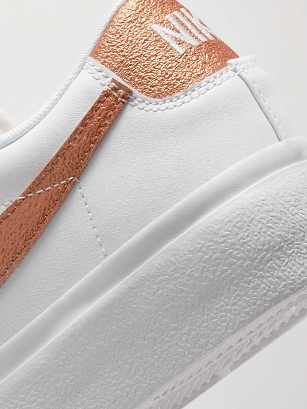 Nike Blazer Low Platform - WHITE/METALLIC COPPER-BLACK-SAIL