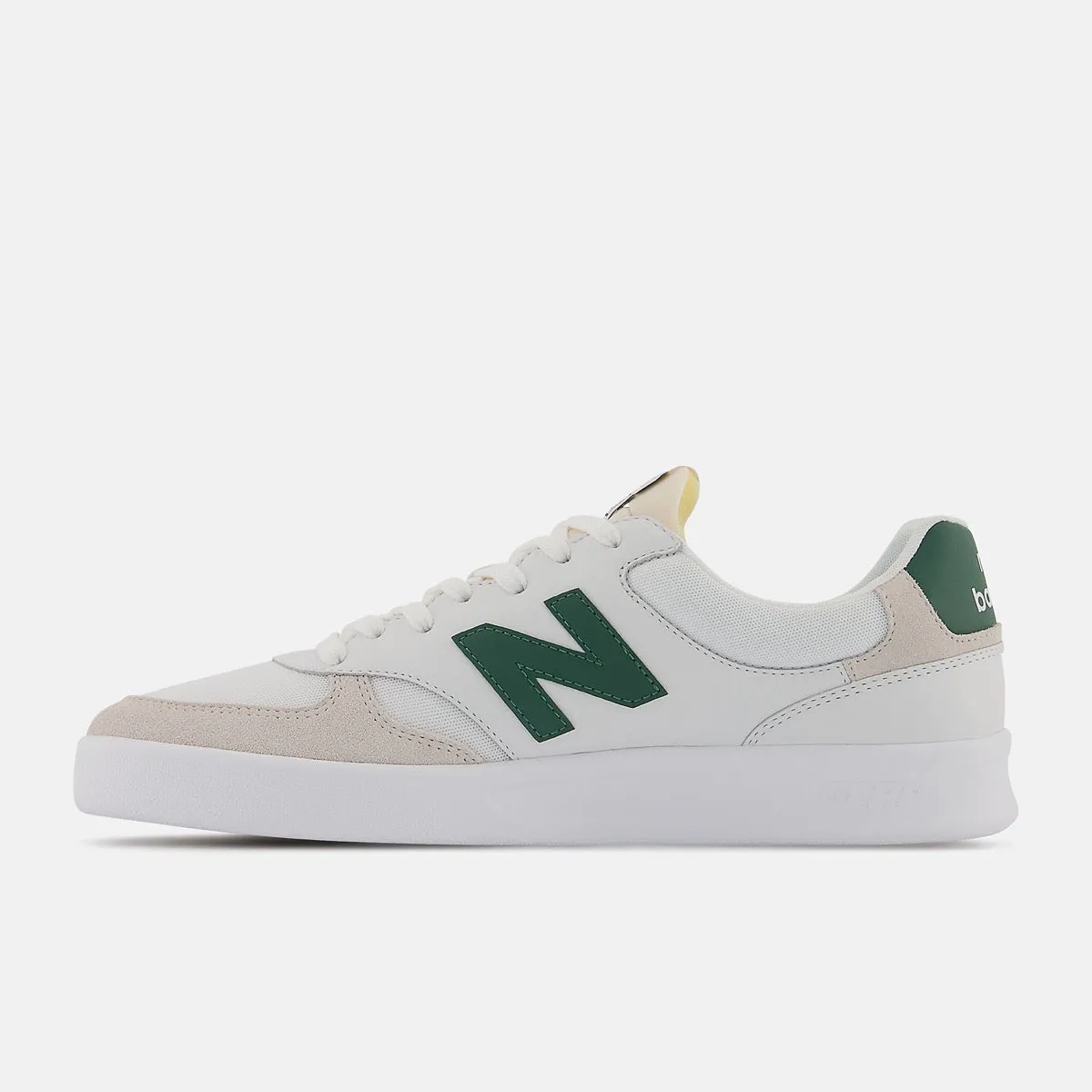 Scarpe Uomo NEW BALANCE Sneakers 300 Court in Mesh e Suede colore White e Green