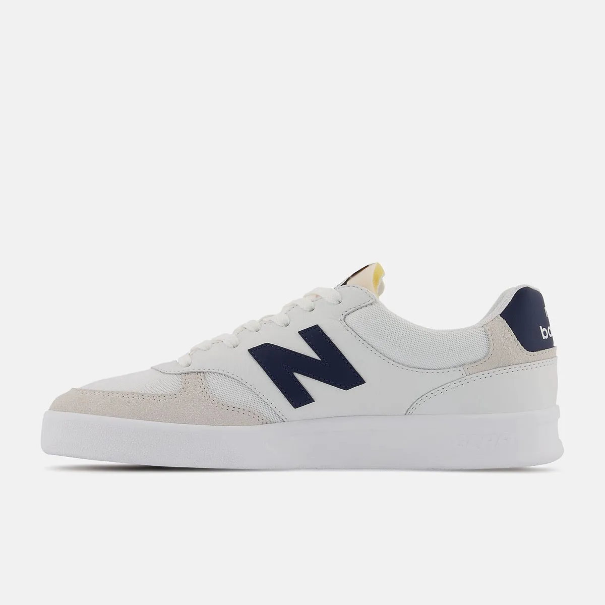 Scarpe Uomo NEW BALANCE Sneakers 300 Court in Mesh e Suede colore White e Navy